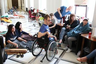 Posłowie PiS CHAMSKO atakują rodziców niepełnosprawnych