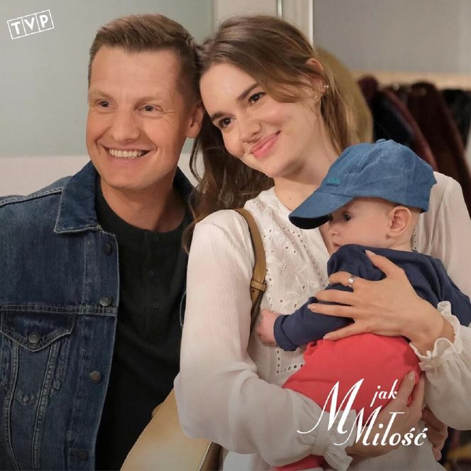 M jak miłość, odc. 1875. Paweł (Rafał Mroczek), Franka (Dominika Kachlik), ich syn Antoś (Mark Myronenko)