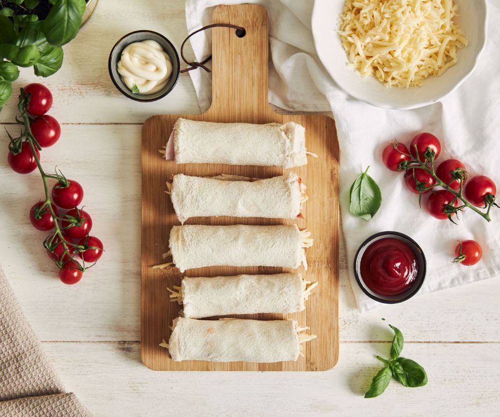 Wystrzałowe roladki z chleba tostowego w boczku - zachwycająca przekąska za grosze!