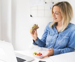 Redukcja masy ciała bez liczenia kalorii? Poznaj wskazówki ekspertów