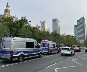 Piesza wbiegła pod samochód w centrum Warszawy