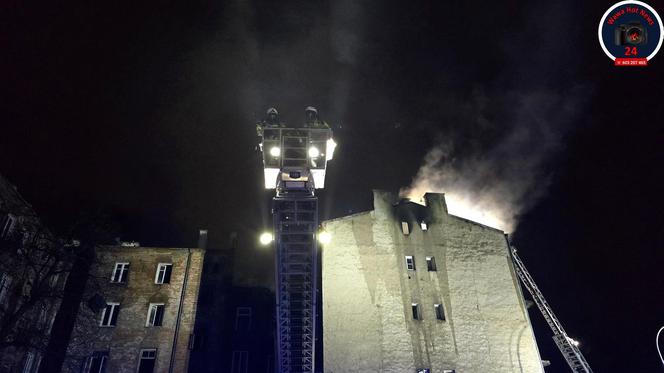 Potężny pożar kamienicy na Pradze. Buchające płomienie widać było z daleka