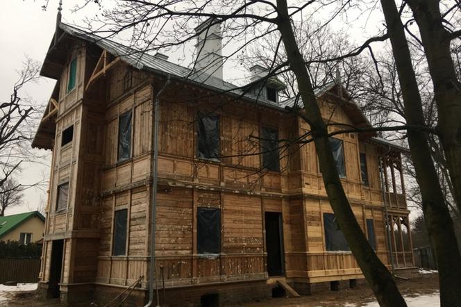 Ma już ponad 100 lat! Perła warszawskiej architektury drewnianej odzyska dawny blask 