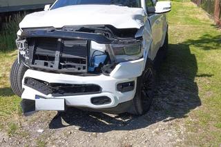 Dodge na niestrzeżonym przejeździe wjechał wprost pod pociąg. O krok od tragedii