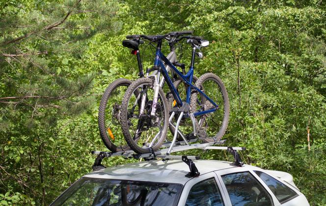 Przewóz rowerów autem: jak zrobić to bezpiecznie i zgodnie z prawem