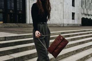 Ciepłe i stylowe. Wełniane spodnie to hit tego sezonu! Zobacz, jak je nosić 