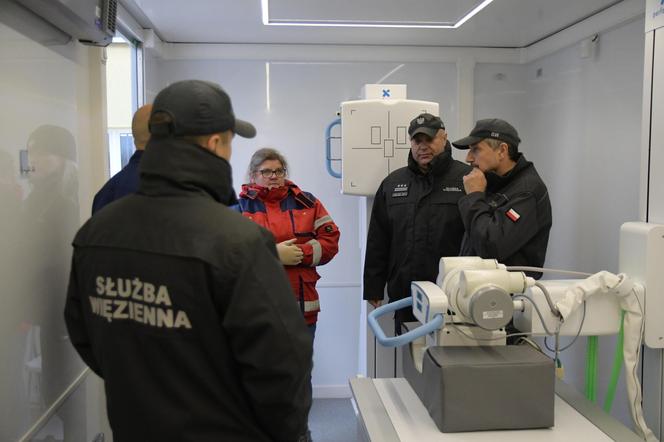 "Rentgenobus" trafił do Zakładu Karnego w Czerwonym Borze. Badania więzniów będą odbywać się na miejscu. ZDJĘCIA