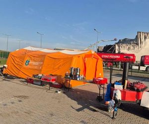 Kawle. Strażacy usuwają zniszczenia po pożarze hali przetwórstwa drobiu. W akcji robot gaśniczy i drony