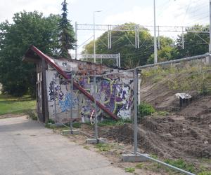 Zdemolowane rudery niemal w centrum Olsztyna. „Smród bywa podobno nie do zniesienia” [ZDJĘCIA]