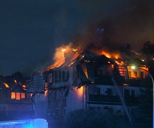 Pożar w Ząbkach. Przekroczone normy jakości powietrza, apel o zamykanie okien 