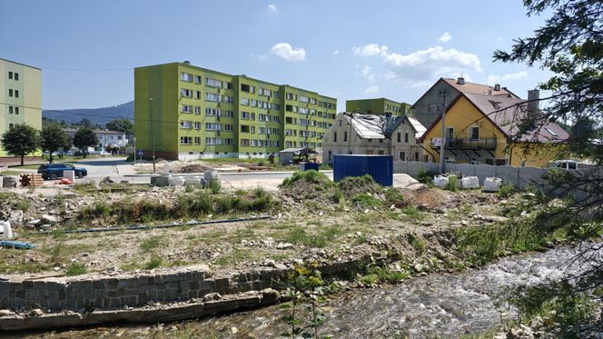 Stronie Śląskie niemal rok po powodzi. Jak wygląda dziś miejsce, gdzie pękła tama? 