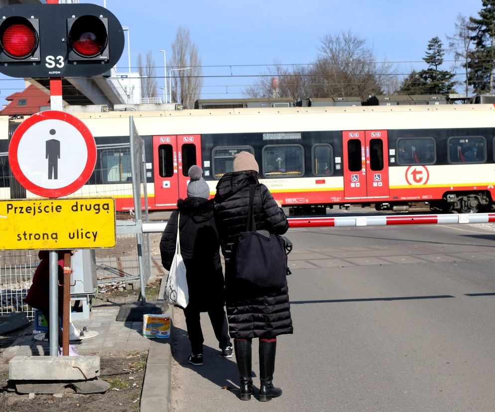 Nowa kładka gotowa od miesięcy. Mieszkańcy wciąż czekają na oficjalne otwarcie. „Nie dotrzymali terminu”