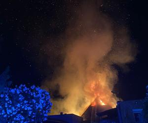 Pożar stadniny pod Bydgoszczą! Na miejscu blisko 80 strażaków [ZDJĘCIA]