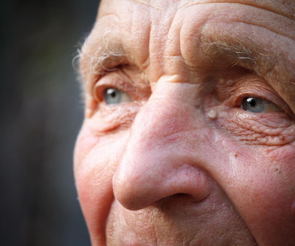 Przez 34 lata udawał niewidomego. Wpadł, bo czytał nekrologi