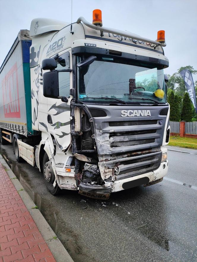 Wypadek dwóch osobówek i ciężarówki w Dąbrowie Górniczej 