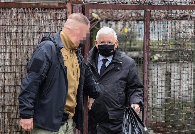 Naczelnik założył maskę