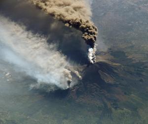 Etna wybuchła. Chmura pyłu na 8 kilometrów! Władze wprowadziły ograniczenia 