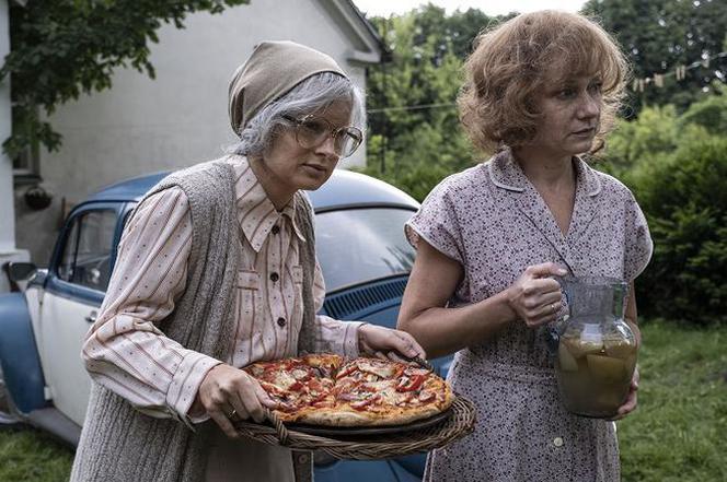 Stulecie Winnych 4 sezon. Andzia (Barbara Wypych), Mania (Magdalena Walach)