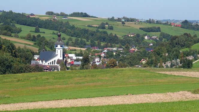 To jedna z najciekawszych wsi w Małopolsce. Jej nazwa jest owiana tajemnicą