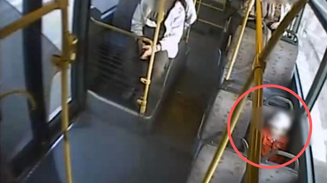 Czterolatek jechał sam autobusem.  Zobacz, co zrobił kierowca, jest nagranie 