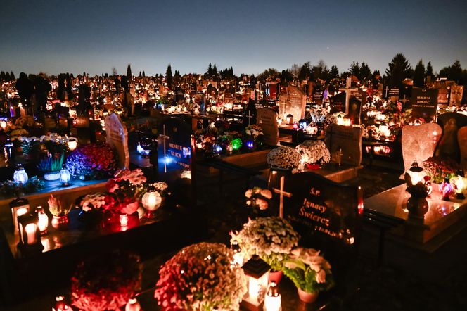 1 listopada na Cmentarzu Łostowickim w Gdańsku. Tak wygląda w dniu Wszystkich Świętych