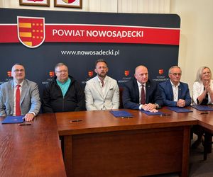 Podpisanie umowy na utworzenie w Krynicy-Zdroju klasy o profilu hokejowym