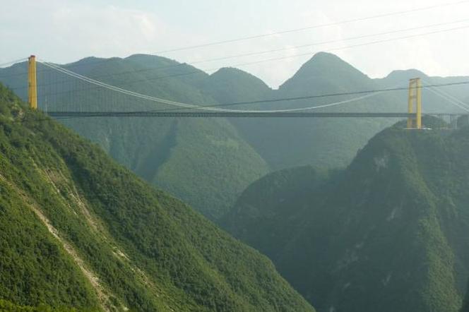 Najwyższy most na świecie (2013). Most Siduhe, Chiny, ukoczony w 2009 roku przekracza dolinę o głębokości 496 metrów