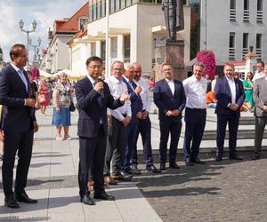 Zaprezentowano pierwsze 20 autobusów elektrycznych w Białymstoku. Od poniedziałku pojawią się na ulicach miasta [ZDJĘCIA]