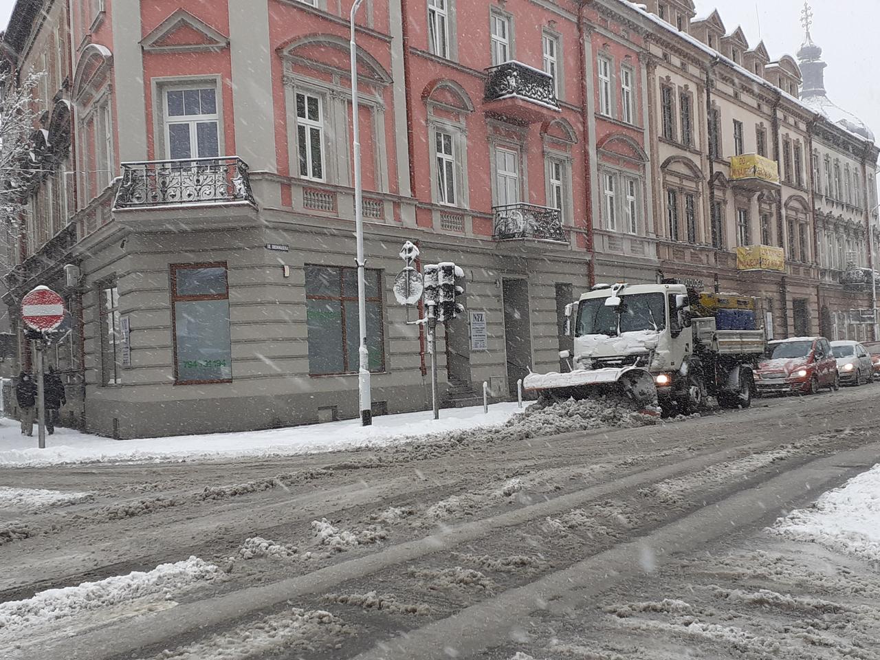 W Przemyślu porządnie sypnęło śniegiem. Wraca zima? [FOTO, WIDEO]