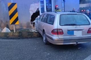 Samochód niemal zaparkowany w salonie. Niebezpieczny wypadek w Miliczu [ZDJĘCIA]