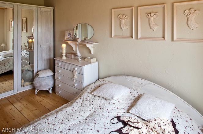 Bielone meble w romantycznej sypialni
