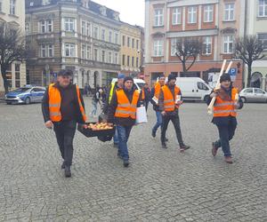 Rolnicy z traktorami na rynku w Lesznie. Tłumaczą mieszkańcom powody swoich protestów