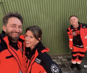 Na sygnale na planie. 6. rocznia ślubu Strzeleckich. Martyna (Monika Mazur), Piotr (Dariusz Wieteska),  (Artur Góra (Tomasz Piątkowski)