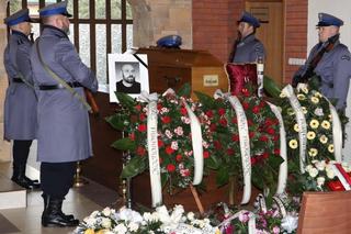 Tarnów. Policjanci pożegnali mł. asp. Artura Tomczaka. Trębacz zagrał wzruszający utwór