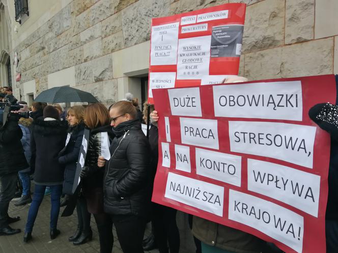 Bydgoszczanie walczą o podwyżki przed sądem. "Pracownik sądowy - status głodowy!"