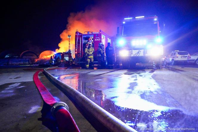 Ogromny pożar w Koniecpolu. Dogaszanie może potrwać kilka godzin