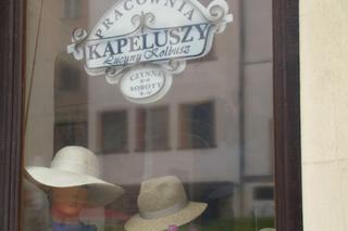 Wrocławska królowa kapeluszy. Pani Lucyna od 50 lat własnoręcznie wykonuje kapelusze