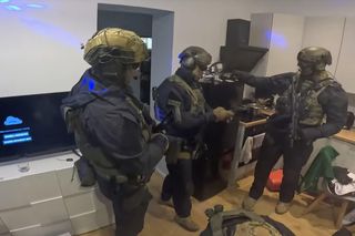 Strzelanina w Bydgoszczy, mężczyzna z raną brzucha. Policjanci weszli do sprawcy o 6.15! Jest NAGRANIE