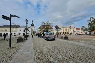 Przeszli przez miasto w milczeniu dla Remka
