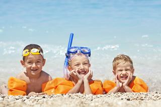 Plażowanie z dzieckiem. 10 zasad, których trzeba przestrzegać, aby być bezpiecznym nad wodą