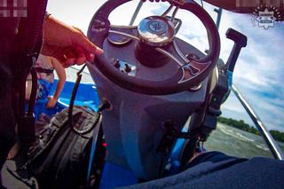 Nietrzeźwy ojciec woził na skuterze wodnym swojego synka po jeziorze w Pszczynie