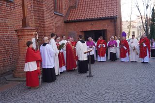 Niedziela Palmowa w Olsztynie. Dziesiątki wiernych na święceniu palm w katedrze św. Jakuba