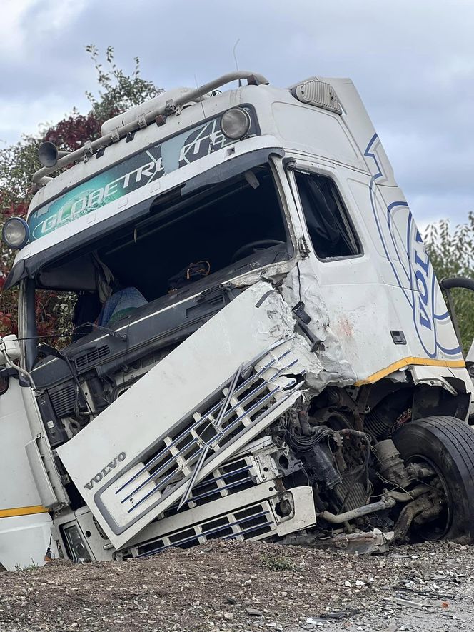 Tragedia pod Warszawą. Auto zderzyło się czołowo z tirem. Nie żyją dwie osoby, jedna jest ciężko ranna