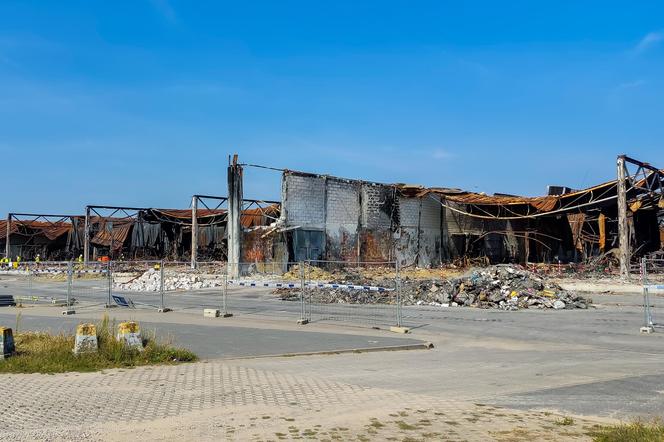 Tymczasowe miasteczko handlowe usytuowano na parkingu niedaleko spalonej hali na Białołęce