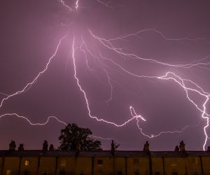 Burze z gradem i silnym wiatrem. IMGW ostrzega mieszkańców siedmiu województw