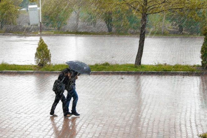 Burze z gradem i ulewne deszcze atakują. To nie wszystko! Fatalne prognozy