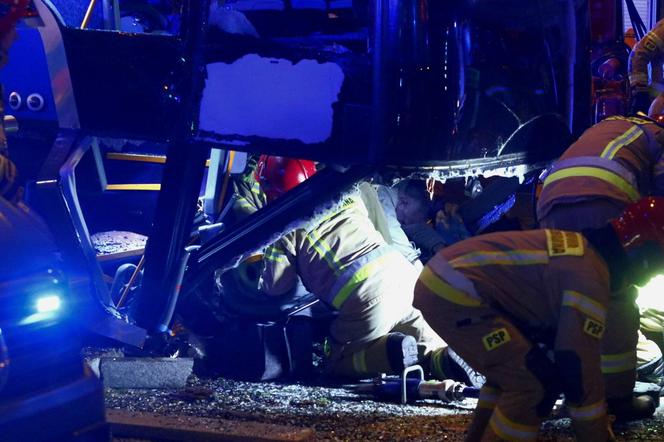 Tragiczny wypadek we Wrocławiu. Autokar wjechał w przejście podziemne. Nie żyje kierowca [ZDJĘCIA, NAGRANIA]