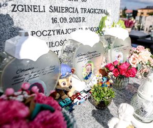 Tak wygląda grób ofiar wypadku na A1. Od tragedii pod Piotrkowem Trybunalskim minął rok [ZDJĘCIA].