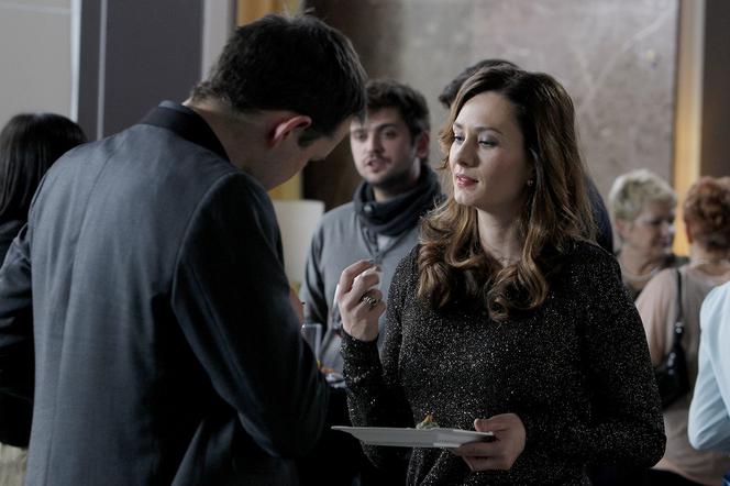 Przyjaciółki 3 sezon odcinek 28 (odc. 2). Zuza (Anita Sokołowska), Wojtek (Lesław Żurek)