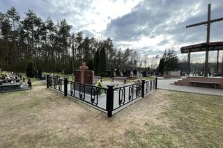 Tak teraz wygląda grób Krzysztofa Krawczyka. Pojawiło się ogrodzenie